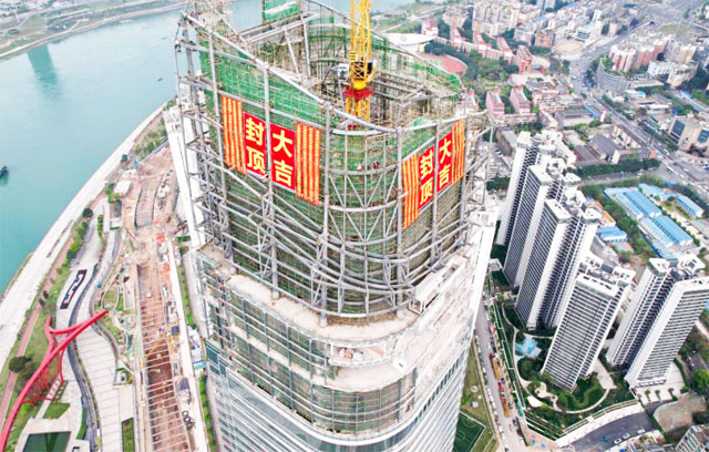 宜宾三江口CBD主塔楼塔冠成功封顶，川南第一高楼！